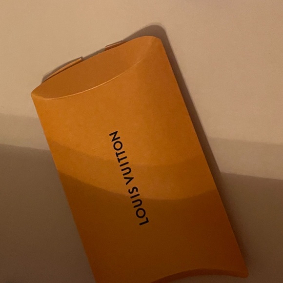 Men’s Louis Vuitton white sneaker - Picture 5 of 10